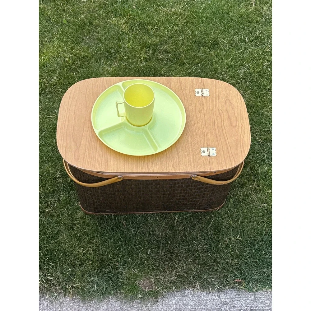 Vintage Woven Picnic Basket W/ Yellow Hawkeye Mugs & Tray set of 12 six each